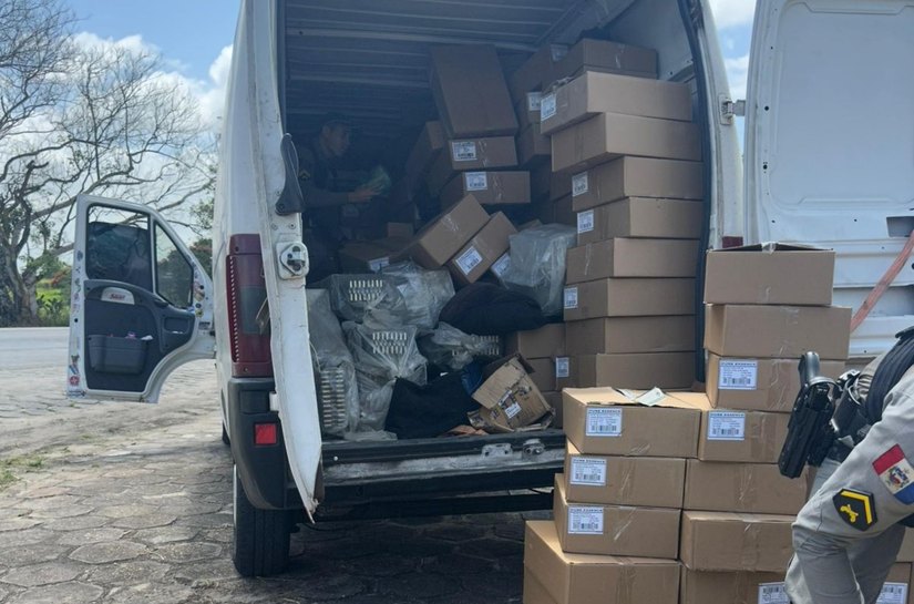 Sefaz-AL intercepta van com 900 quilos de drogas e carga irregular, em São Sebastião