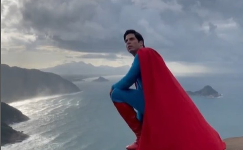 'Superman brasileiro': homem parecido com personagem dos quadrinhos viraliza ao visitar hospitais no Rio