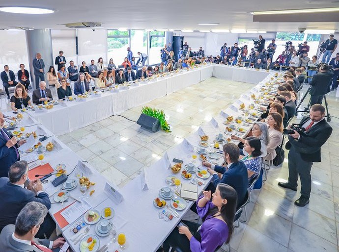 Presidente Lula faz balanço de ações federais em conversa com jornalistas