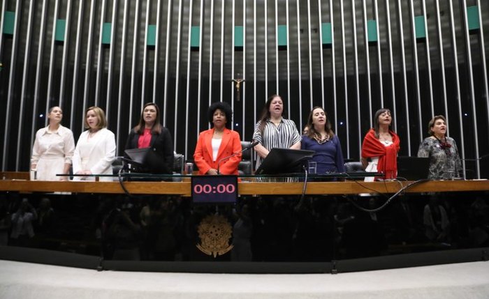 Plenário da Câmara dos Deputados durante sessão solene em homenagem às mulheres.