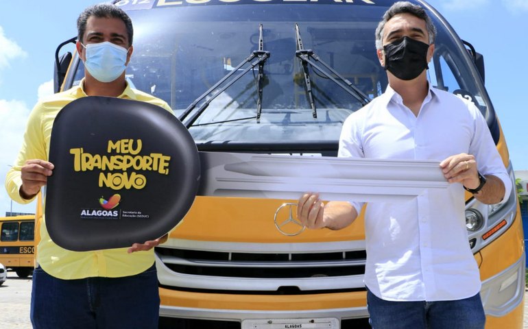 Governo de Alagoas entrega ônibus escolar para rede de educação de São Brás