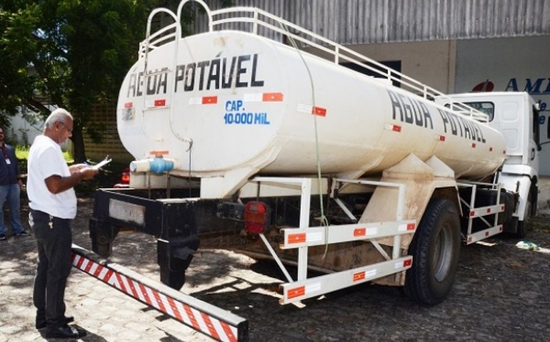 Qualidade da água para consumo humano é assegurada com inspeção de carros-pipa