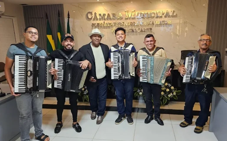 Itaitinga homenageia o sanfoneiro Alan Matias durante Sessão Solene em celebração ao Dia Municipal do Forró