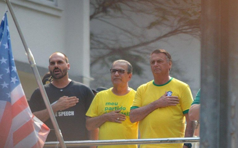 'Fogueira de vaidades': mensagens expõem disputa de influência sobre Jair Bolsonaro, diz analista