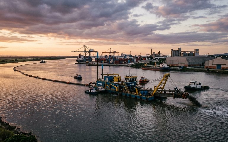 Dragagem é retomada no canal do Rio Itajaí-Açu com contrato emergencial de R$ 64 milhões