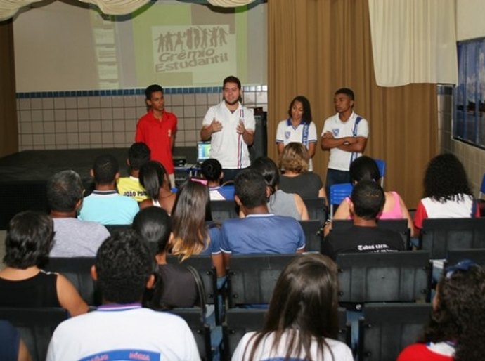 Grêmio estudantil é estimulado entre estudantes do ensino fundamental