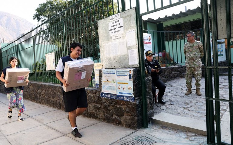 Peru define presidente entre direita Fujimori e esquerda Sanchéz
