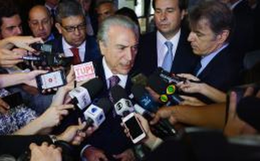 Temer negocia compensação ao PMDB