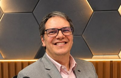 Empresário Claudio Gonçalves destaca, na Rádio Nova Difusora, o papel da liderança no bem-estar e na produtividade das equipes