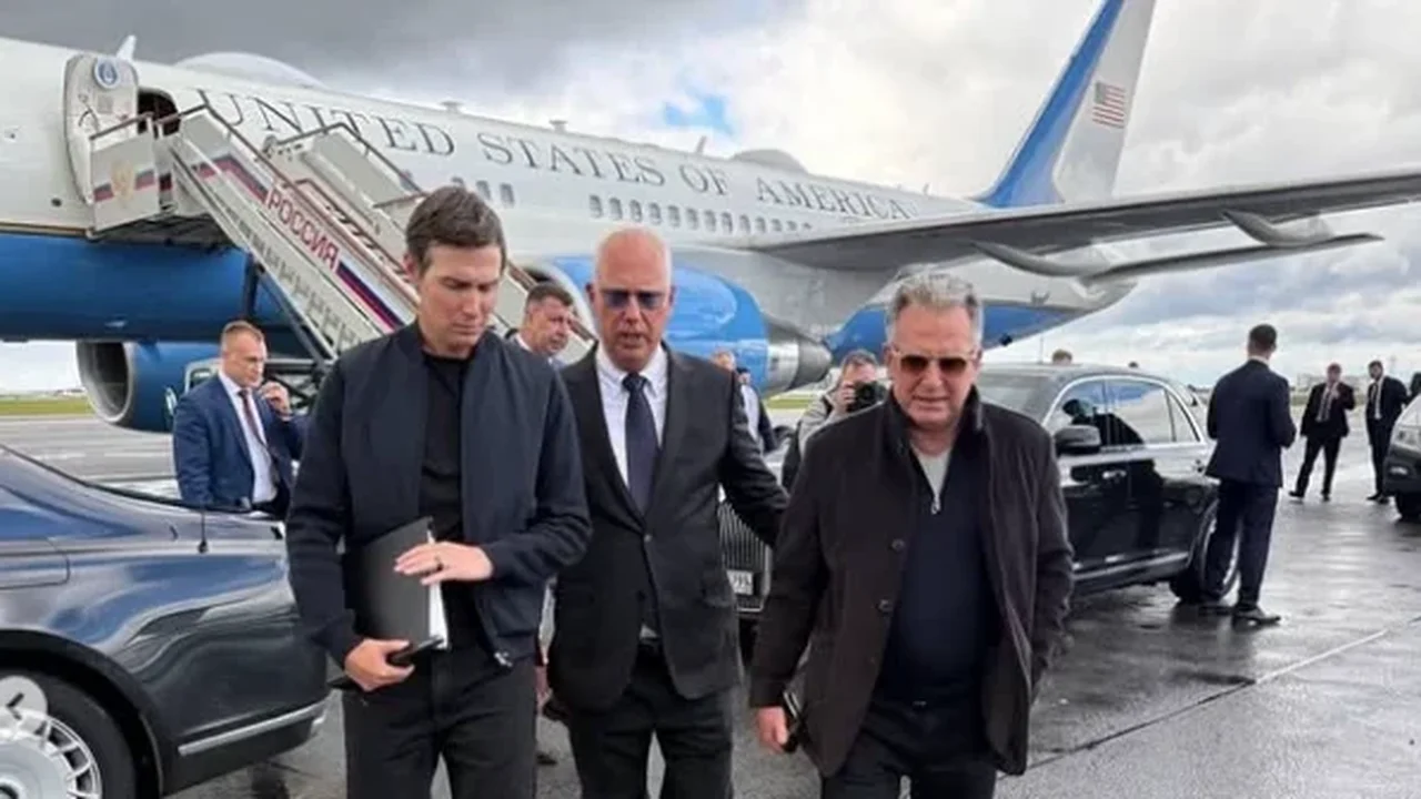 Enviado presidencial russo chega ao aeroporto de Moscou para encontro com negociadores dos EUA