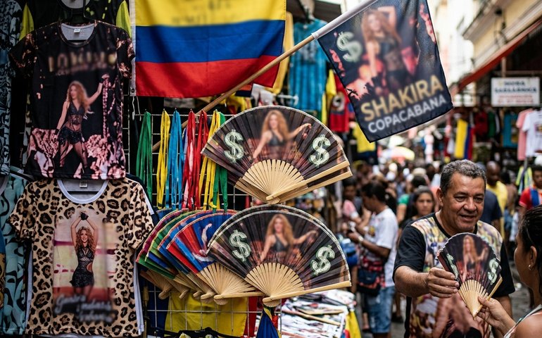 Leque 'shakidólar', bandeiras e camisetas: comércio na Saara lucra com expectativa pelo show de Shakira em Copacabana