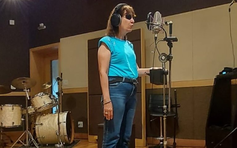 Cantora Kátia se emociona com chegada de seu cão-guia