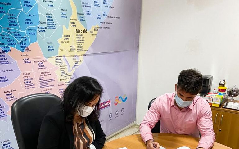 Fabiana Pessoa assina contrato que garante oferta de jantar em restaurante popular da capital