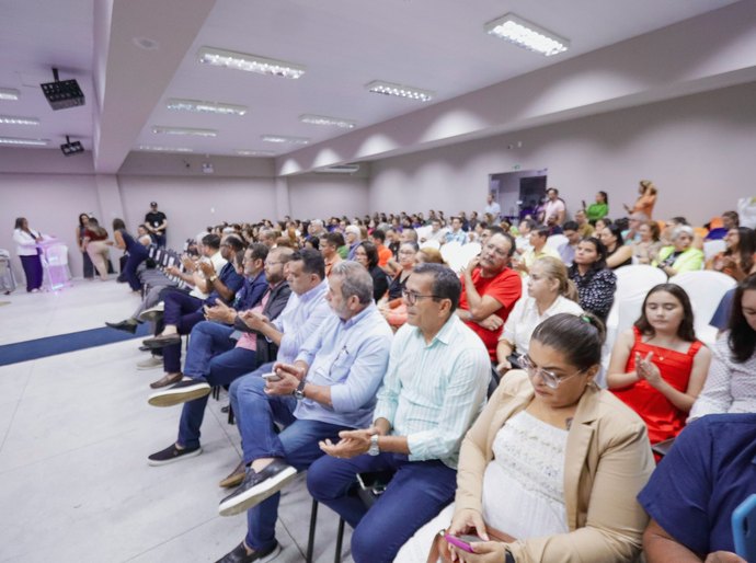 Prefeita Tia Júlia prestigia Jornada do Empreendedor
