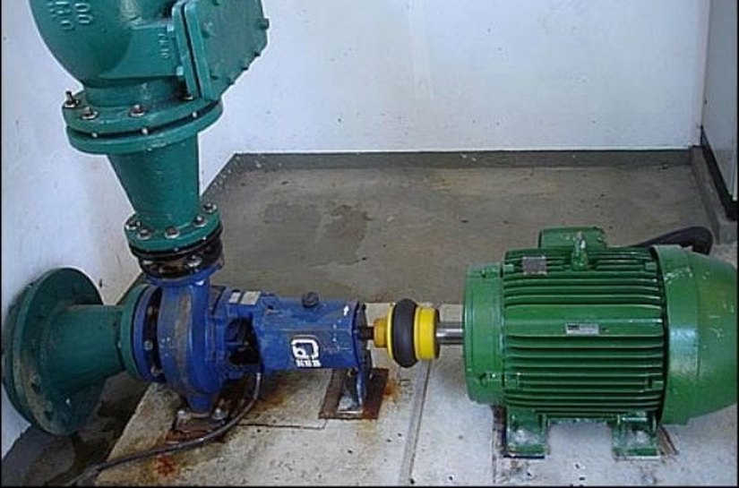 Casal instala novo equipamento para melhorar abastecimento de água