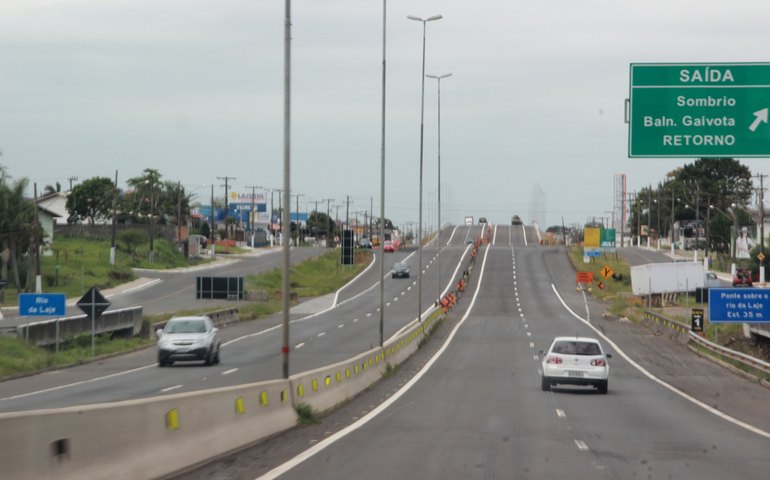 Caminhão-tanque explode na BR-101 em SC; fogo atingiu 21 automóveis