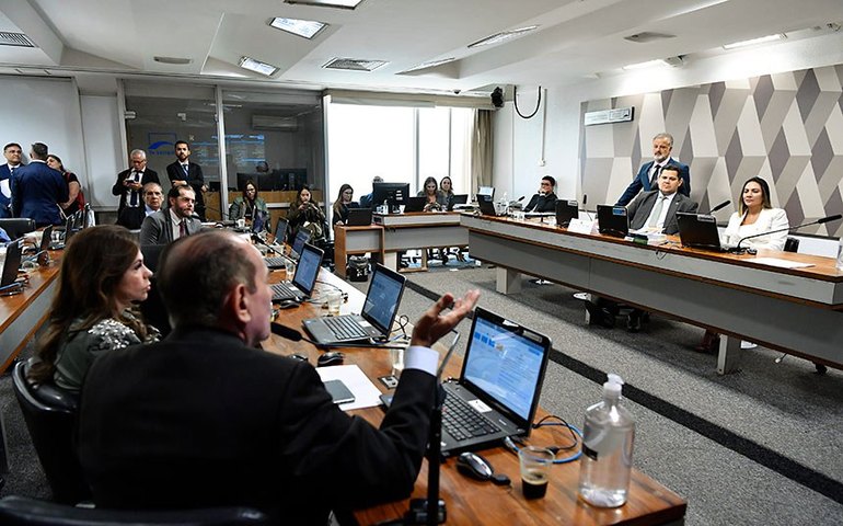 CCJ vota projeto que insere advertência contra drogas em livros didáticos