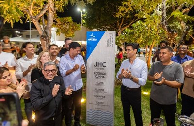 JHC entrega praça totalmente revitalizada no Feitosa