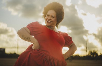 Mel Nascimento lança o clipe “Ô Mulé” em homenagem às mulheres alagoanas no Theatro Homerinho