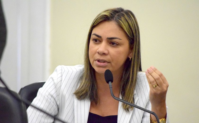 Flávia Cavalcante propõe inclusão de pessoas com fibromialgia nas filas preferenciais