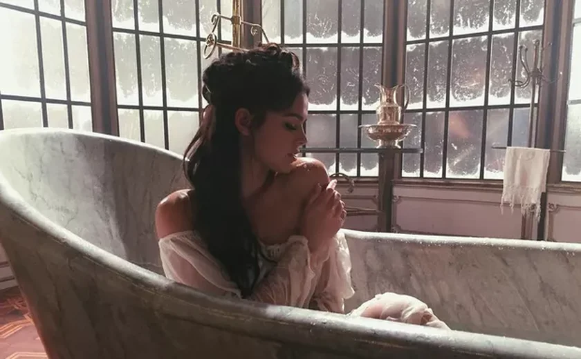 Cenas quentes de Bruna Marquezine fazem sucesso na web