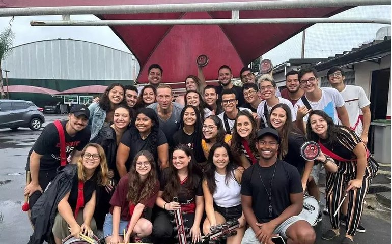 Chris Martin faz visita surpresa em ensaio de alunos da USP