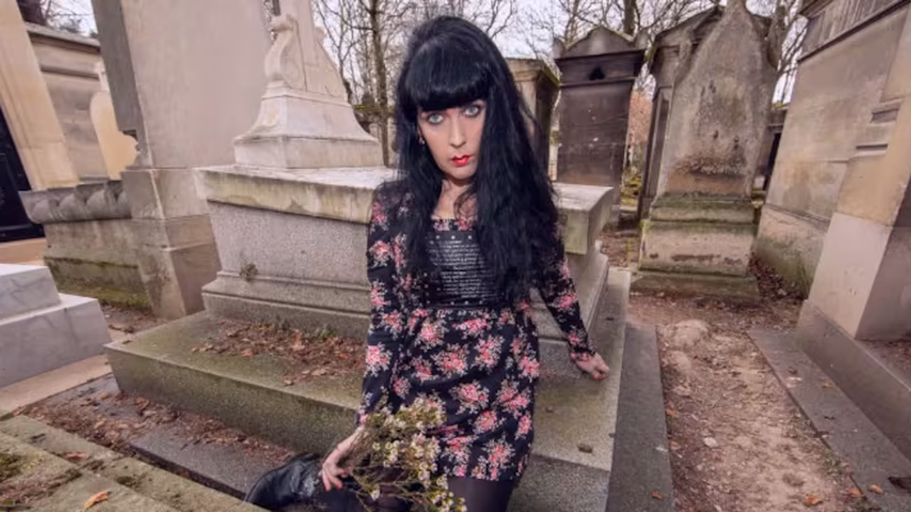 Cantora britânica diz ter sido traída e perseguida após casar com fantasma e 'adotar' boneco de palhaço, nos EUA