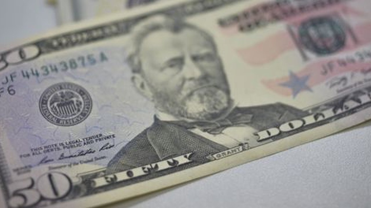 Dólar fecha em queda um dia após atingir maior valor em nove anos