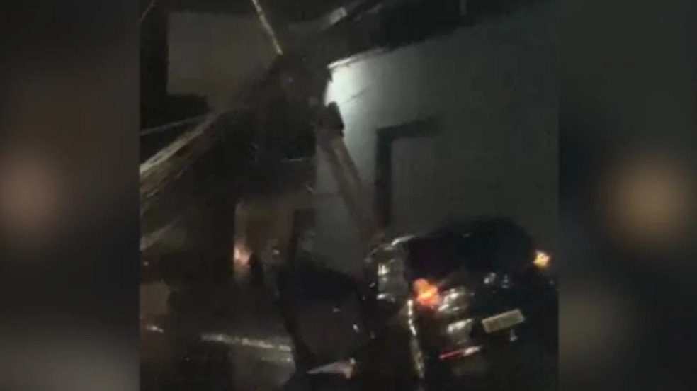 Carro colide contra poste e deixa condutora ferida na Avenida Governador Afrânio Lages, em Maceió