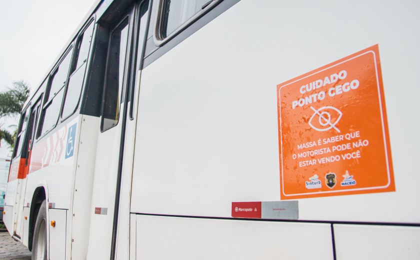 Ônibus de Maceió ganham adesivos para indicar “pontos cegos”