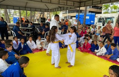 Semsc promove ação com entrega de kits para alunos do Judô na Guarda
