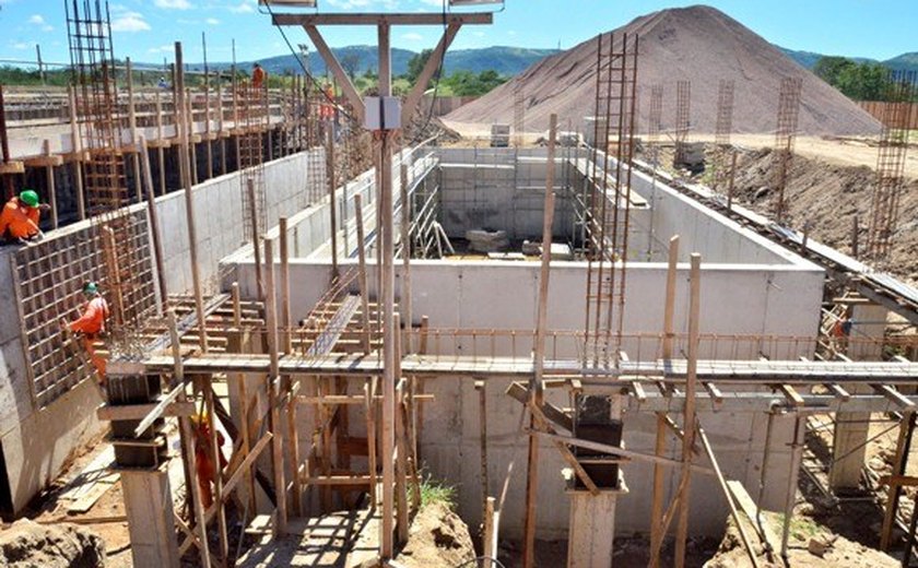 Adutora do Alto Sertão avança com 32% de obras já concluídas