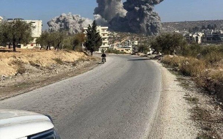 Explosão em depósito militar deixa área devastada na Síria