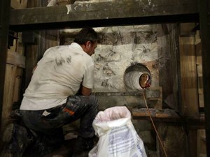 Equipe de especialistas analisa a estrutura da edícula que será limpa, reforçada e restaurada. Além disso, serão feitas imagens e escaneamentos do local para que arqueólogos e pesquisadores possam descobrir mais detalhes sobre a história do lugar. (Gali T / Foto: Everton