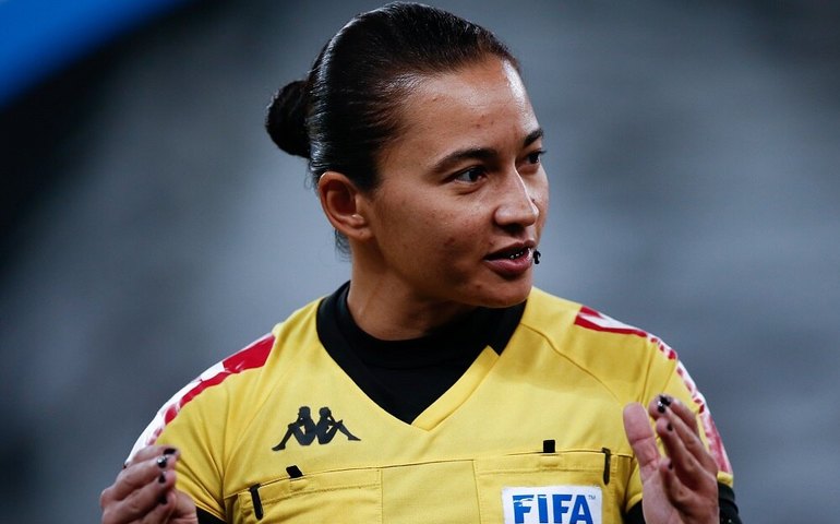 Edina Alves lidera equipe de arbitragem só com brasileiras no 1º dia da Copa do Mundo Feminina
