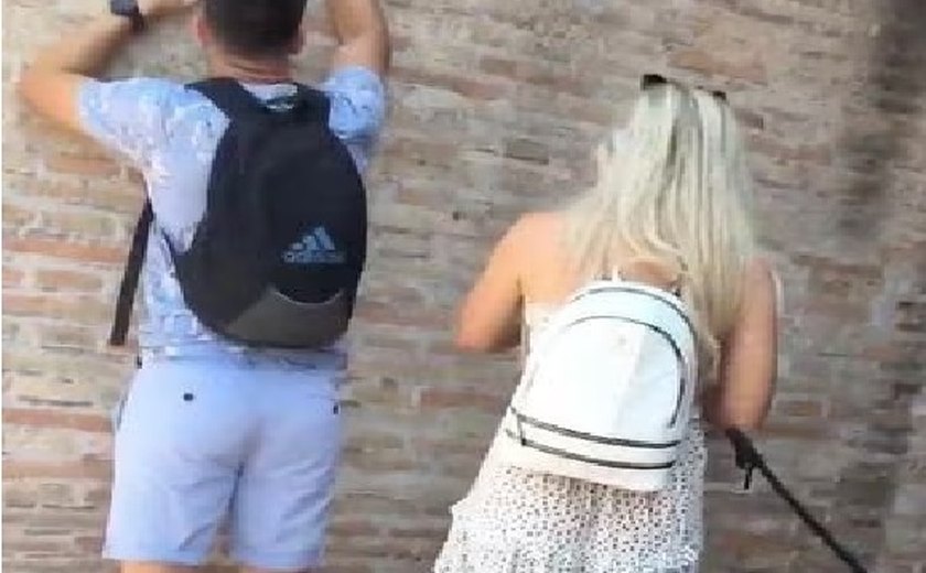 Itália procura por casal de turistas que viralizou gravando seus nomes nas paredes do Coliseu