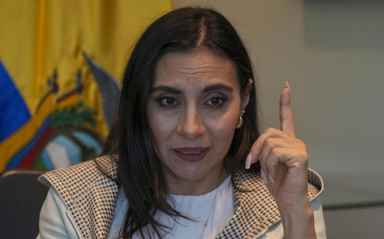 Vice-presidente do Equador afirma que assume presidência neste domingo 'como manda a lei'