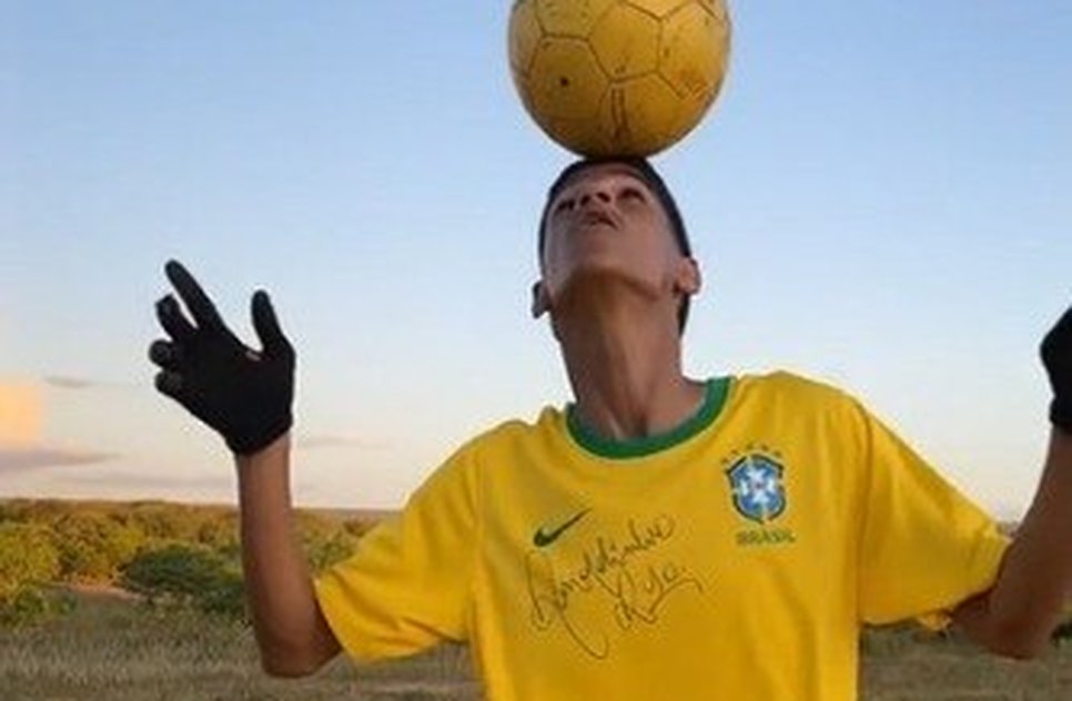 Influenciador Luva de Pedreiro é proibido de usar uniformes de futebol; veja quais