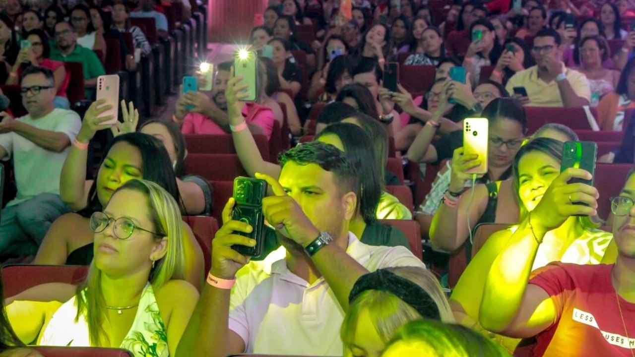 Sextou em Penedo com cinema de graça e show de humor
