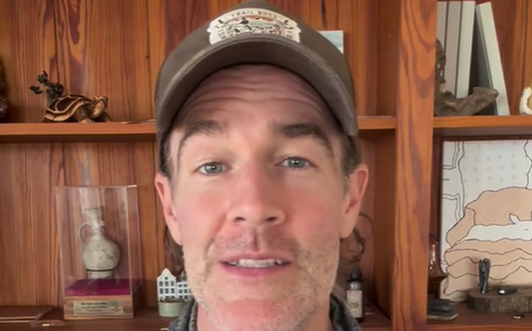 Ator de 'Dawson's Creek' reflete sobre aprendizados em tratamento contra o câncer