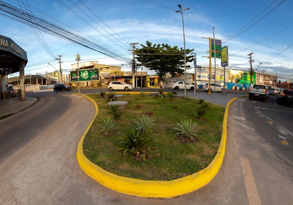 Bifurcação na Ladeira do Óleo ganha jardim, bancos e espaço para pedestres