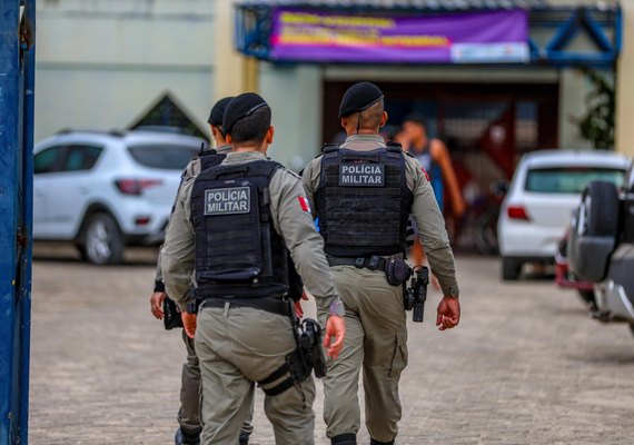 Barbeiro é morto a tiros enquanto trabalhava; câmeras registram suspeitos em moto