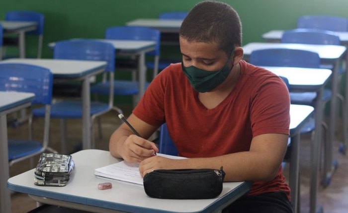 Jovens e adultos podem participar Jovens e adultos podem participar