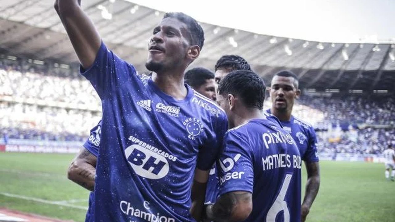 No Mané Garrincha, Cruzeiro sai atrás, mas empata com a Chapecoense pela Série B