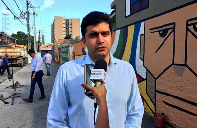 Prefeito acompanha obras de recuperação de via na Pajuçara