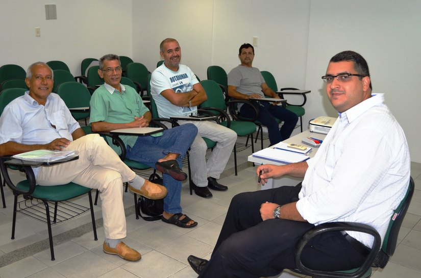 Transportadores escolares formam cooperativa