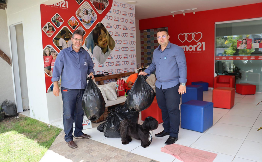 Casal entrega novo lote de tampinhas ao Instituto Amor 21