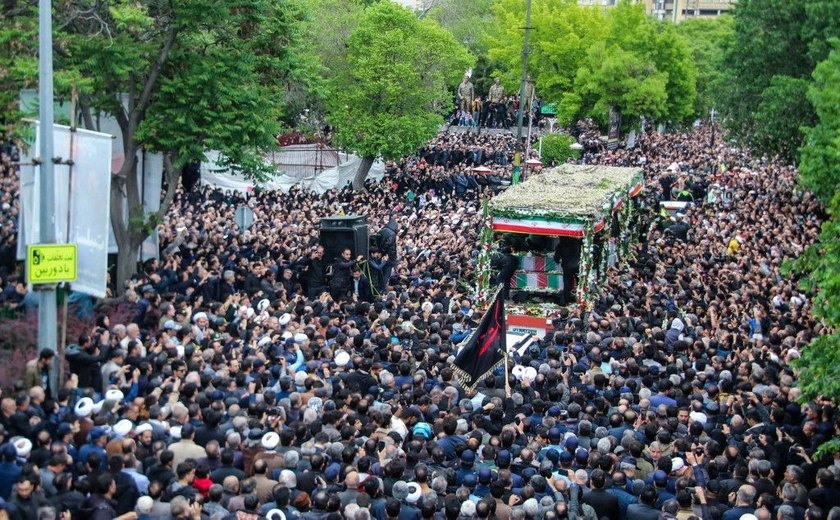 Presidente do Irã: Milhares se despedem de Ebrahim Raisi no último dia de seu funeral