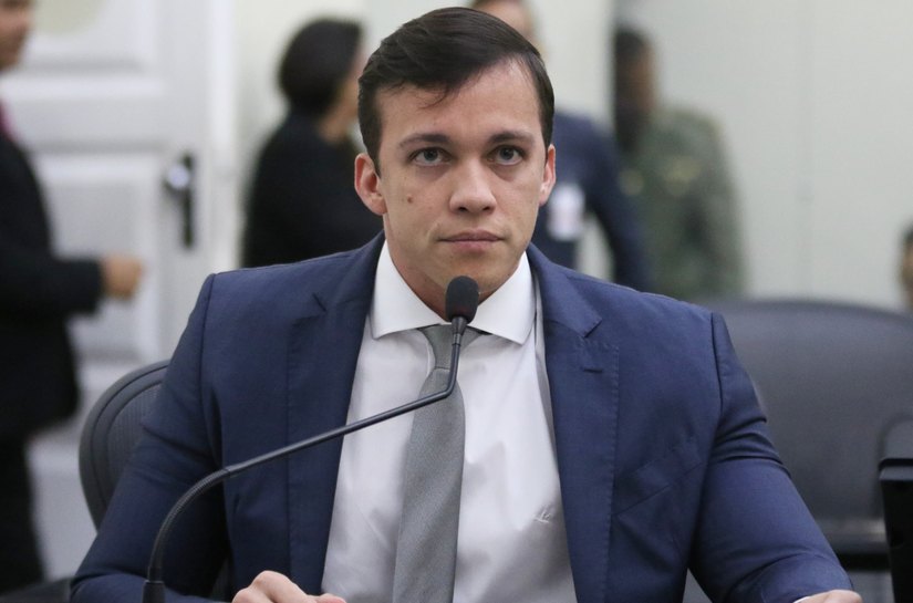 Delegado Leonam defende direito de mães estudantes amamentarem seus filhos
