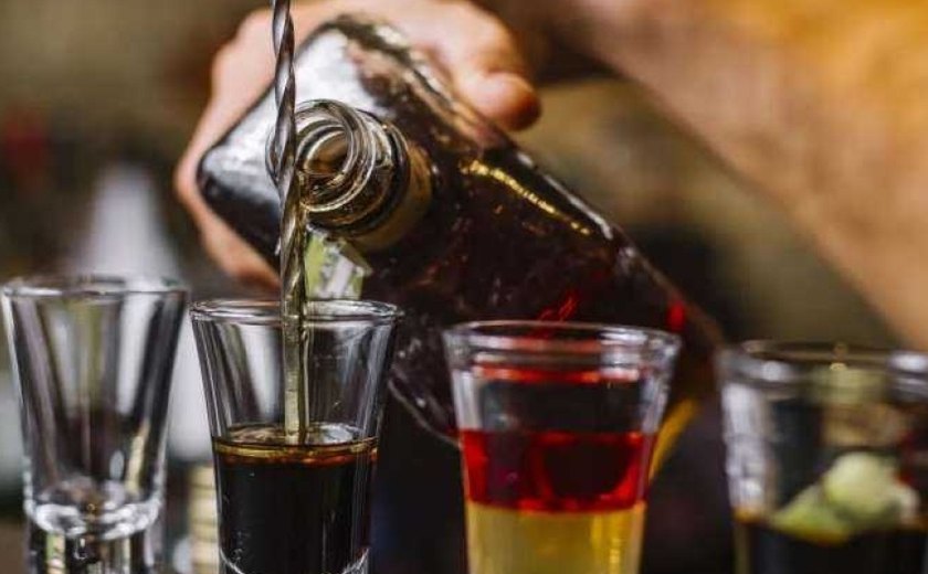 Vigilância Sanitária de Maceió alerta para risco de bebidas alcoólicas adulteradas com metanol